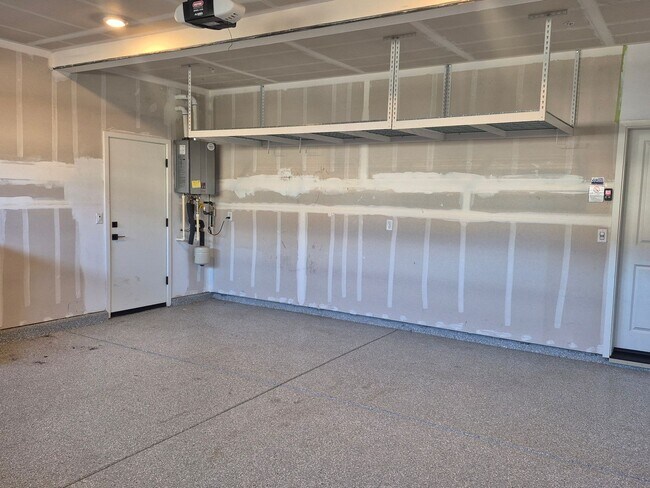 Building Photo - Gorgeous 4 Bedroom 3.5 bath with loft