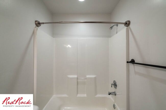 Building Photo - Pet Friendly! Spacious 4 Bedroom Townhome!