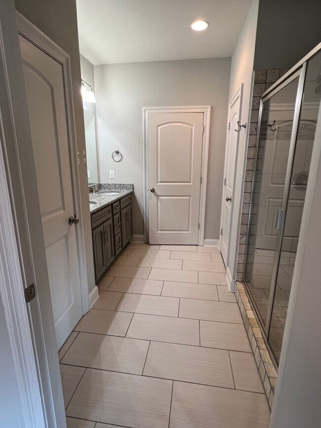 Building Photo - August 2026 - July 2027!!  3 BR 3 BA townhome 1 mile from UA campus