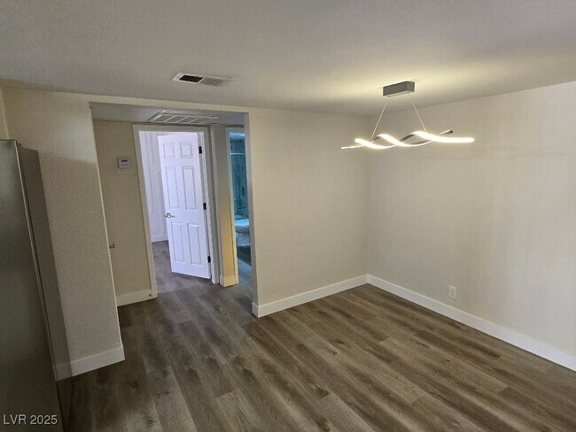 Building Photo - 5260 River Glen Dr