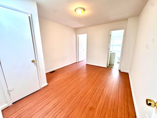 Building Photo - 2432 Etting St