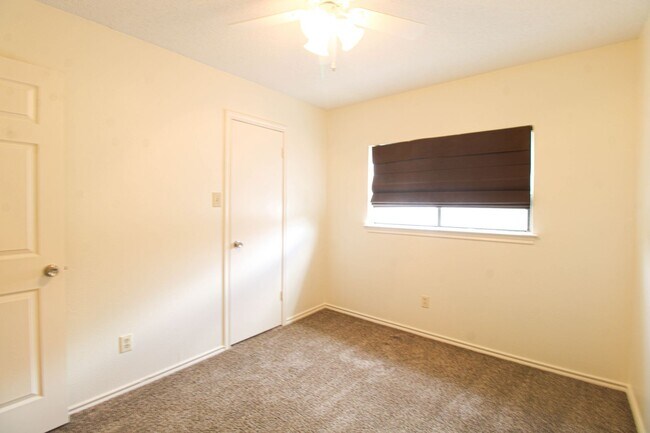 Building Photo - 8118 Chestnut Manor Dr