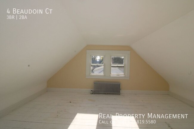 Building Photo - Renovated 3 Bedroom Duplex!