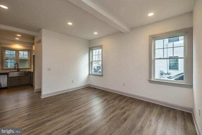 Building Photo - 411 James St