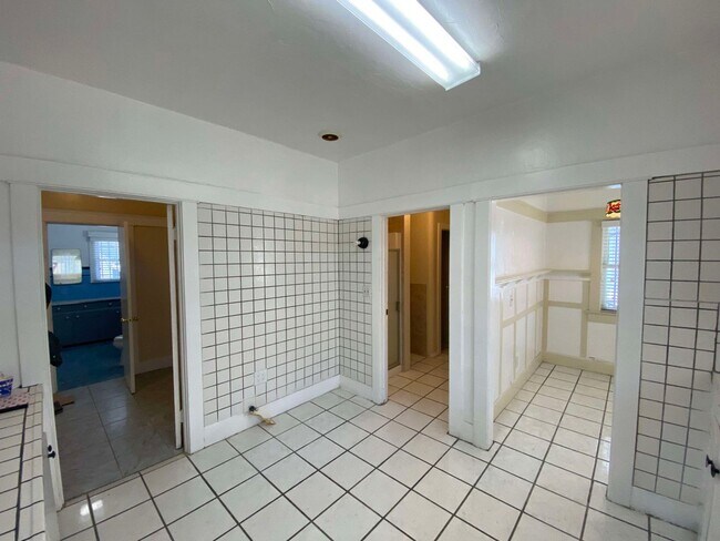 Building Photo - 1513 W 45th St