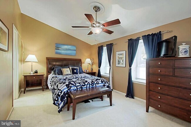 Building Photo - 5 S Floyd St