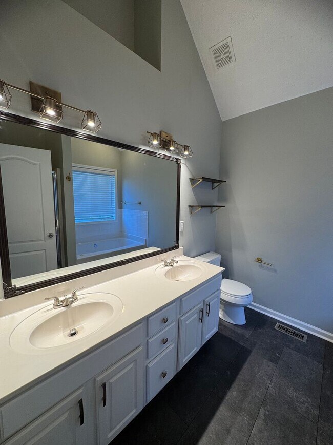 Building Photo - Single Family Home in Clarksville!
