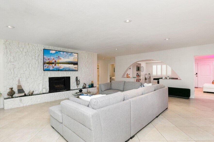 Building Photo - 1900 N Victoria Park Rd