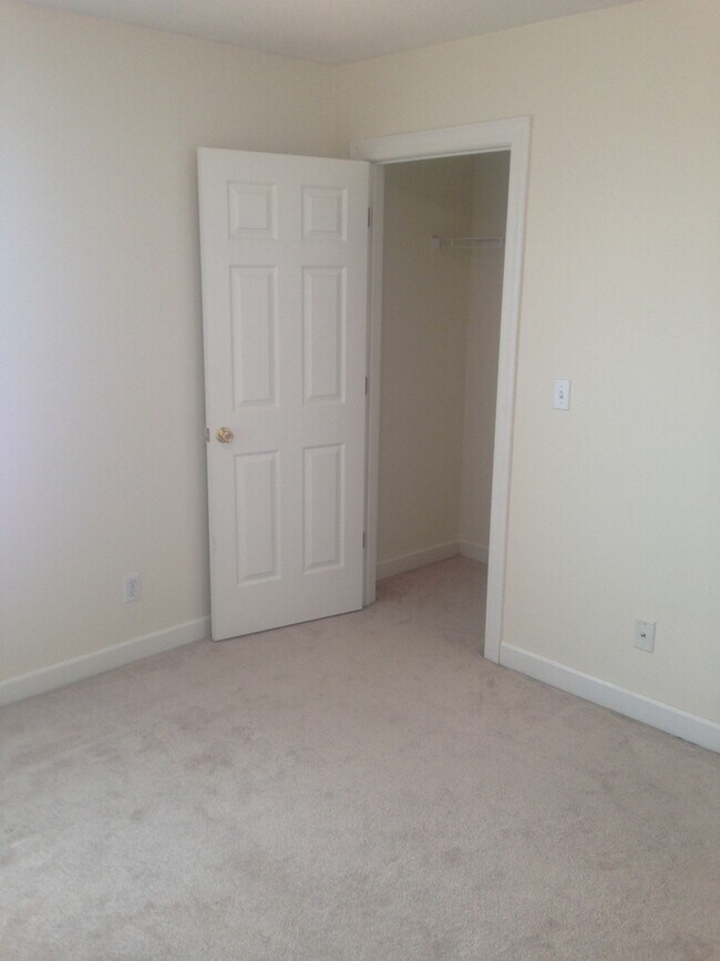 Building Photo - 2345 Meadowpoint Dr
