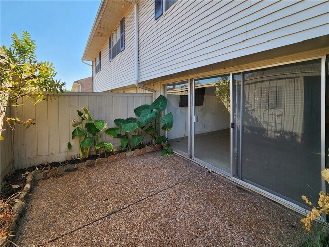 Building Photo - 6340 Chevy Chase Dr