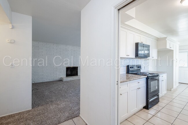 Building Photo - 3 Bedroom, 2 Bath Home Near Bakersfield Co...