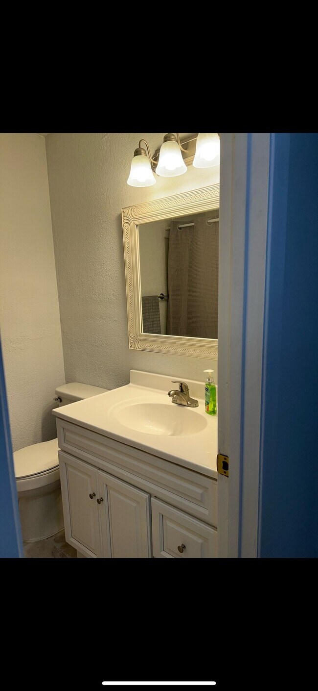 Building Photo - 1708 Holloman Dr