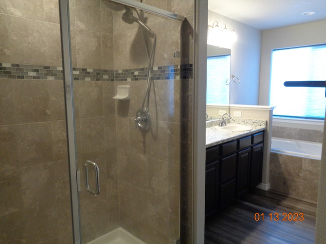 Building Photo - Main level living