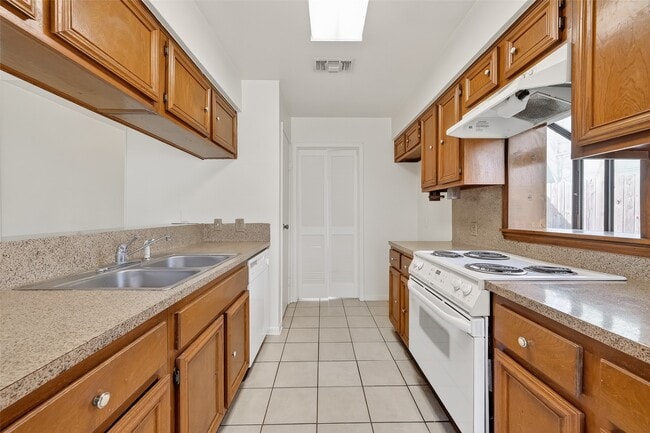 Building Photo - 2709 Lee Cir