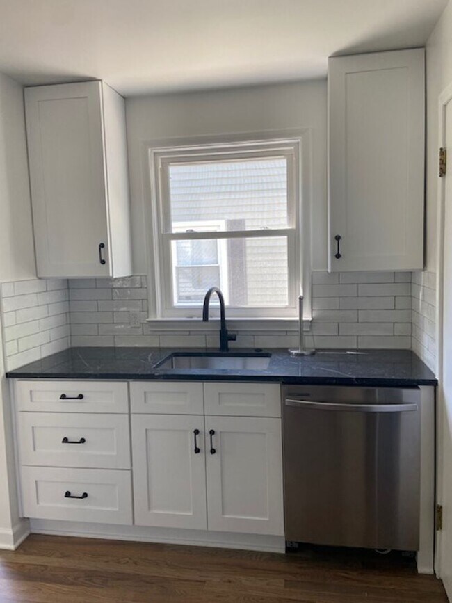 Building Photo - GORGEOUS 3 BED 2 BATH BUNGALOW IN ROYAL OA...