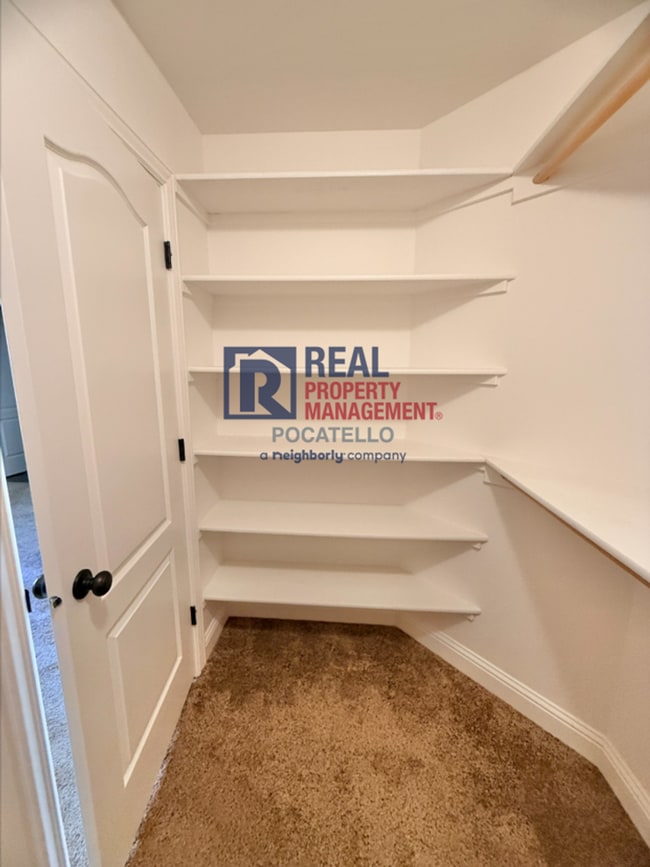 Building Photo - Beautiful 4 bed 3 bath home - 2 car garage...