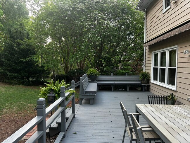 Building Photo - Beautiful East Side Home