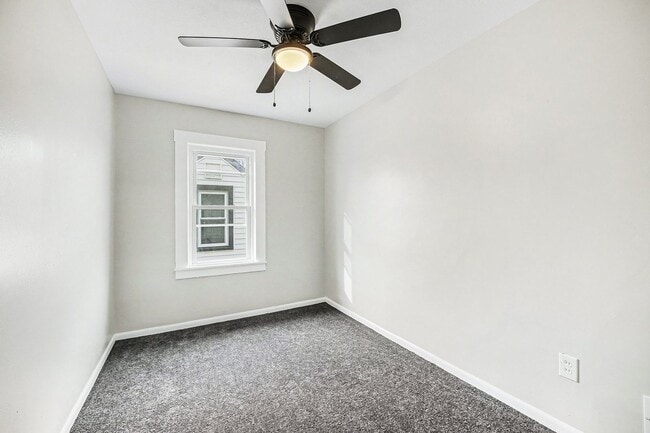 Building Photo - Updated 3BR Upper Unit with Garage Parking and Porch