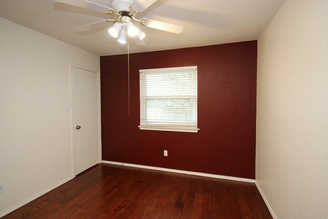 Building Photo - Great 1 story home on a pretty lot with lots of trees!