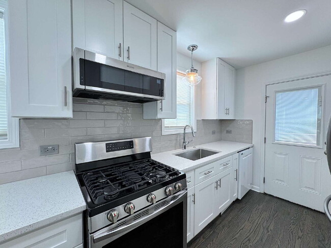 Building Photo - Stylish Updated Home Just Minutes from Dow...