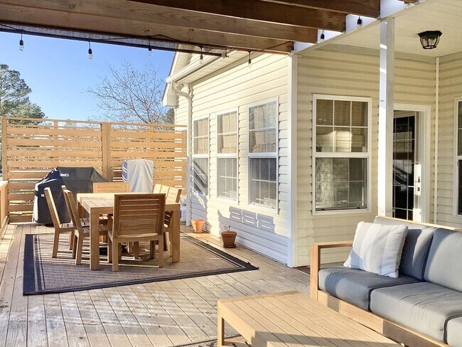 Building Photo - 4 Bed/3 Bath Spacious Home! Extra 2 Car Ga...