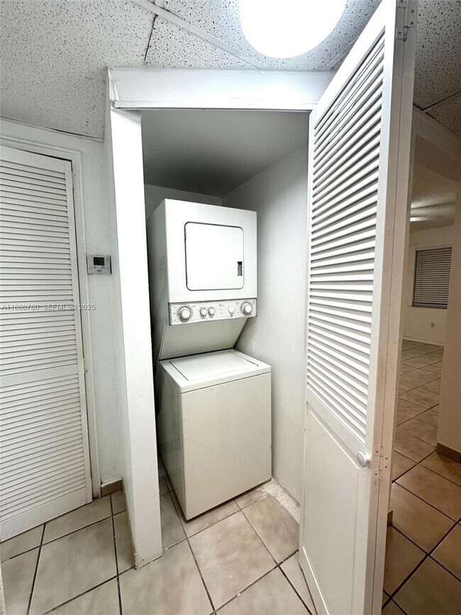 Building Photo - 3401 SW 9th Terrace