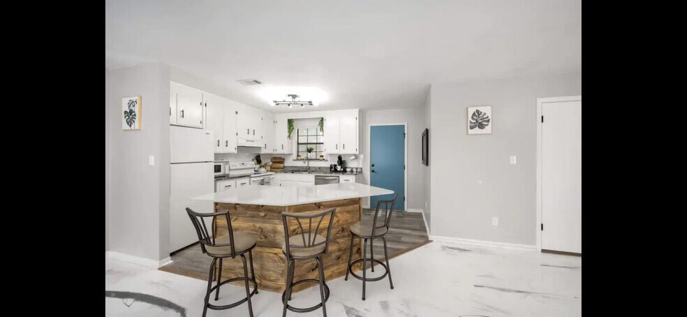 Building Photo - 2001 N 61st Ave