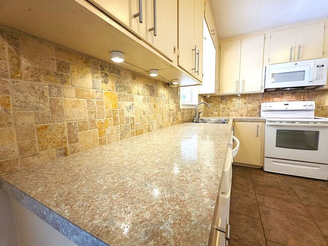 Building Photo - Welcome to this charming 3 bedroom, 2 bath...