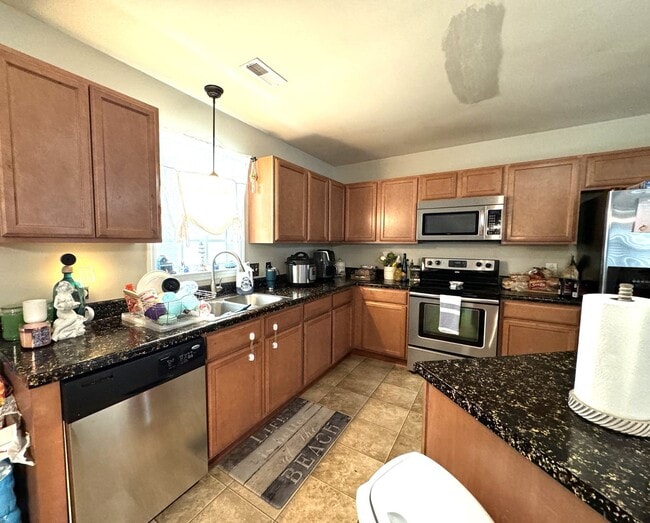 Building Photo - An adorable home within the City!