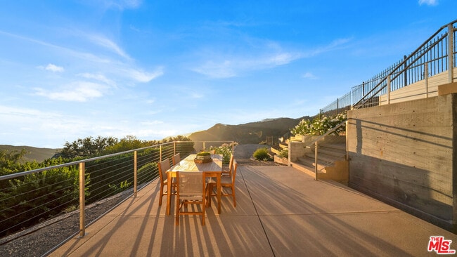 Building Photo - 2915 Tuna Canyon Rd