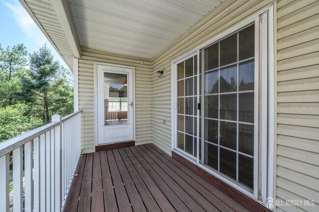 Building Photo - 303 Pinelli Dr