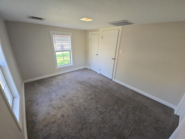Building Photo - Cozy 2-Bedroom Home with Large Yard & Stor...