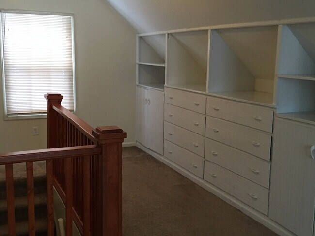 Building Photo - 3BR House Near Lakeside Park