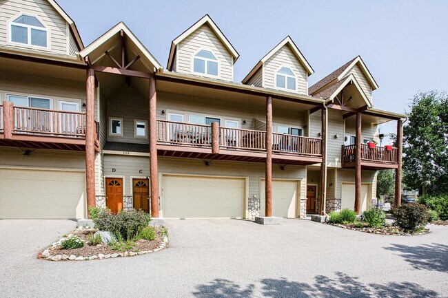 Building Photo - Convenient Location! Lots of Space and Lig...