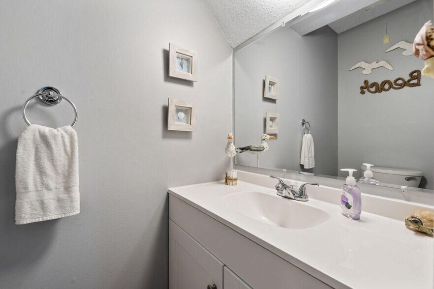 Building Photo - 344 E Beach Blvd