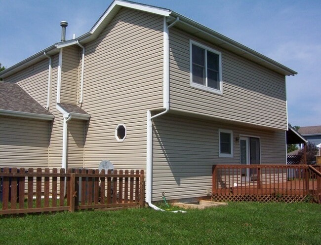 Building Photo - 4 bedroom house in northeast Springfield with fenced yard!