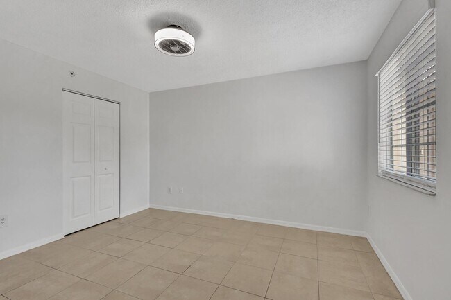 Building Photo - 400 Crestwood Ct N
