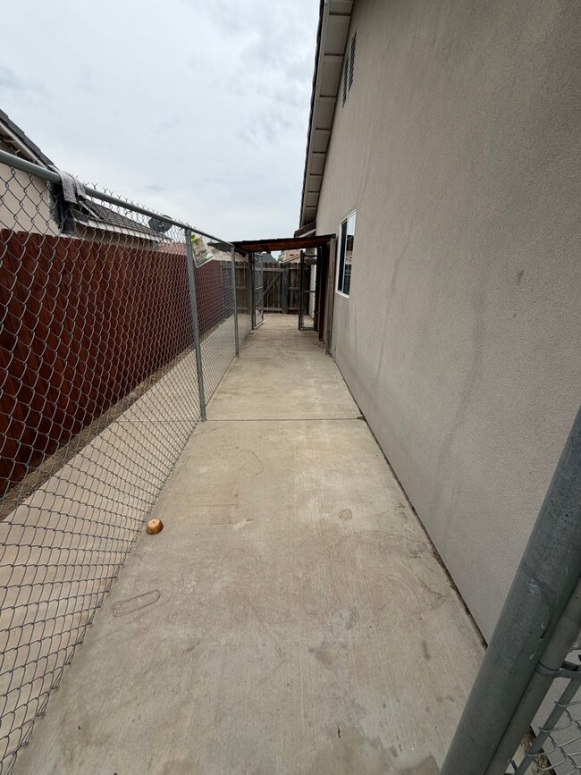 Building Photo - Sanger home