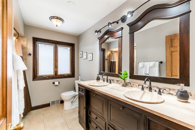 Building Photo - 336 N Walnut St