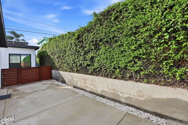 Building Photo - 2735 Broadway-4