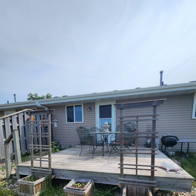 Building Photo - Townhouse (2 bdrm w/ 2.5 car garage, yard,...