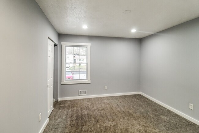 Building Photo - Fantastic 4bd/3ba home! Let yourself in!