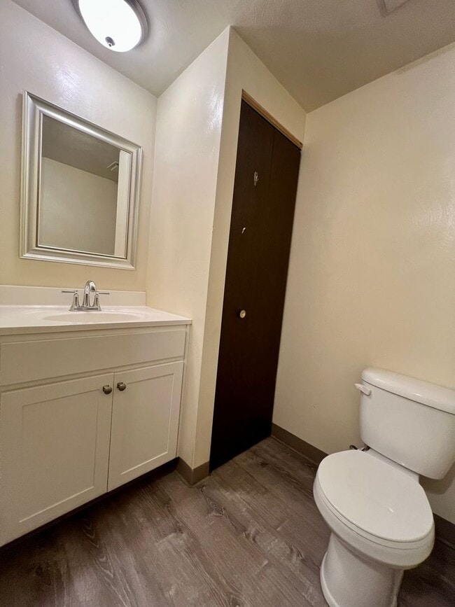 Building Photo - Second Floor One Bedroom Apartment! Built-In A/C, Off-Street Parking & More! Call Today!