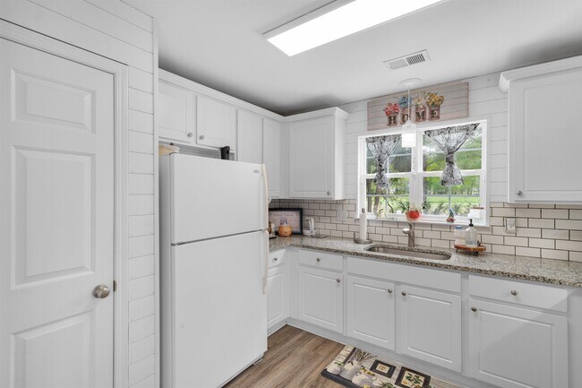 Building Photo - 161 Barclay Dr