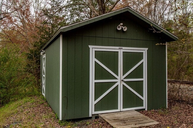 Building Photo - 2 BR, 1 BA on 1 ACRE