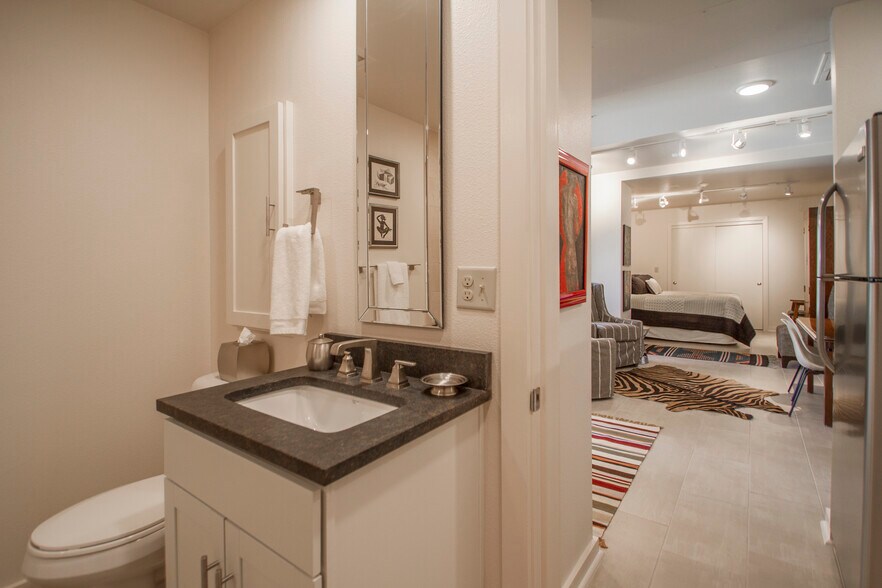 Building Photo - 221 W 2nd St