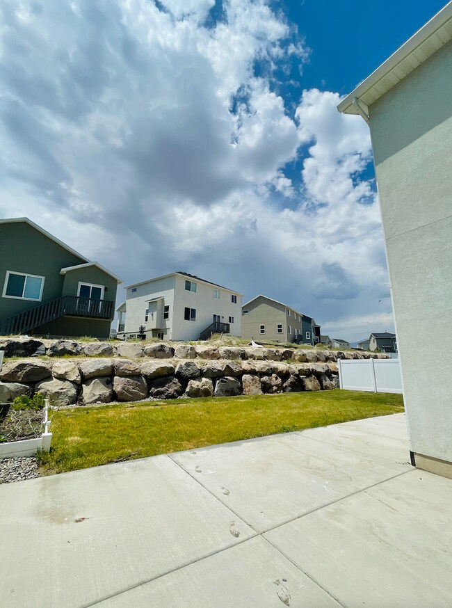 Building Photo - 4772 Silver Ridge Rd