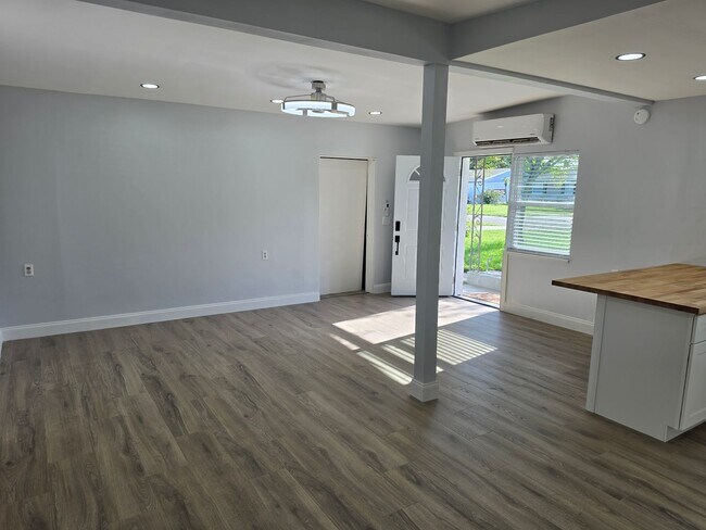 Building Photo - FOR RENT!!! NEWLY RENOVATED 2-BEDROOM TRIPLEX – UTILITIES INCLUDED – PRIME KISSIMMEE LOCATION!