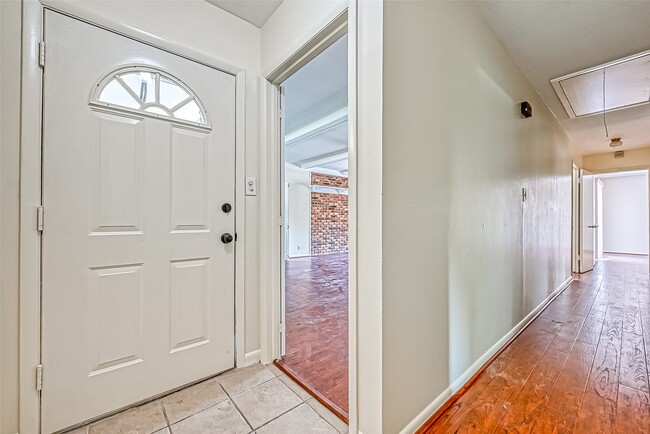 Building Photo - 918 Wycliffe Dr