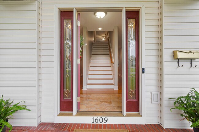 Building Photo - 1609 Lucerne Way